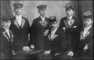 Ostpreußische Abiturienten mit ihren Alberten