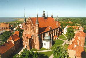 Der Dom zu Frauenburg, links hinten das Frische Haff