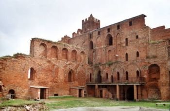 Im Hof der Burg: Blick zum Südostturm