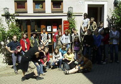 Vor Gudrun Weygoldts "Märchen-Wirkstatt Sternenweg" in Langenburg