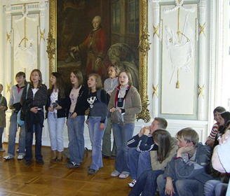 Gesangseinlage im Deutschordensmuseum vor dem Porträt des Hochmeisters Maximilian Franz von Österreich