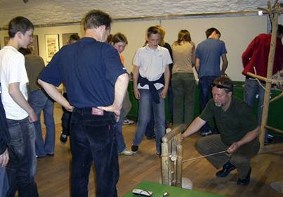 So bohrte man in der Steinzeit Löcher in Steine